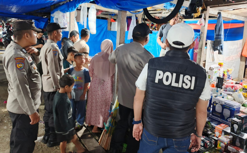 Kapolsek Teluk Meranti Pimpin Patroli Malam Antisipasi Gangguan Kamtibmas di Pasar Teluk Meranti