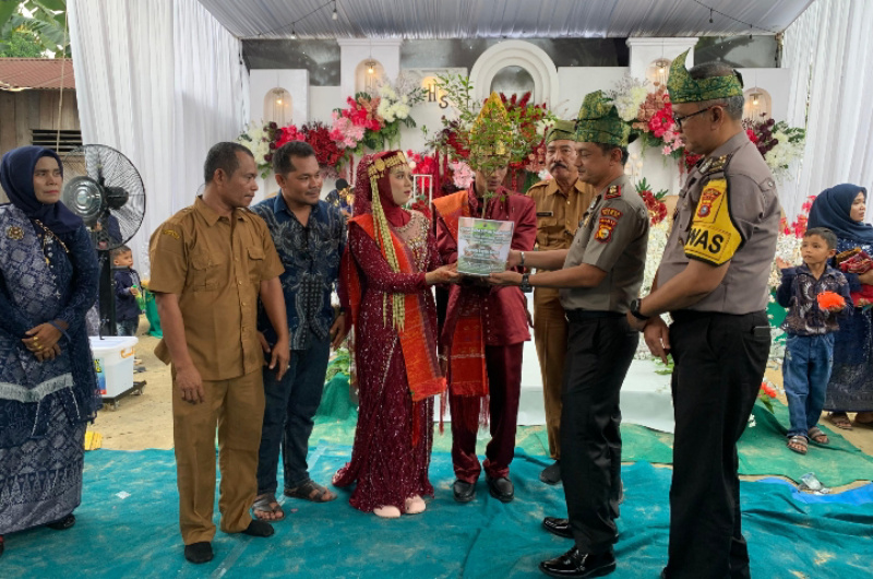 Polsek Kandis Tebar Kepedulian Lingkungan, Pengantin Baru Terima Kado Bibit Pohon Ketapang