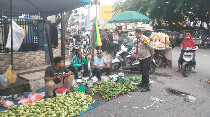 Perkuat Kamtibmas dan Ketahanan Pangan, Bhabinkamtibmas Kota Baru Sambangi Pasar Agus Salim