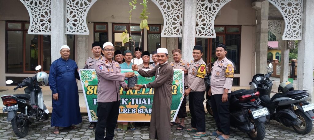 Subuh Keliling Penuh Makna, Kapolsek Tualang Berbagi Bibit Pohon di Masjid Ittihadul Muslimin