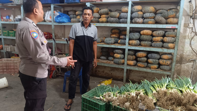 Sambang Pedagang Sayur, Bhabinkamtibmas Kota Baru Dorong Ketersediaan Pangan Masyarakat
