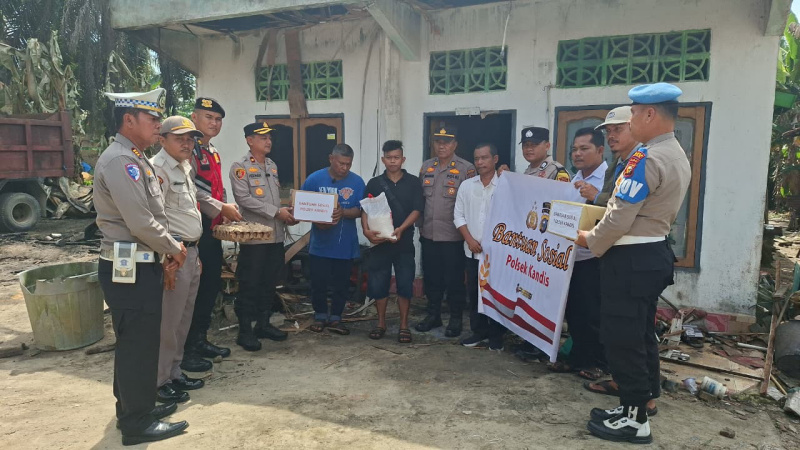 Polsek Kandis Salurkan Bantuan kepada Korban Kebakaran Rumah di Kampung Kandis