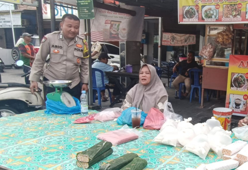 Bhabinkamtibmas Kota Baru Kunjungi Pedagang Tahu Tempe Dalam Penguatan Ketahanan Pangan, Kamtibmas dan UMKM