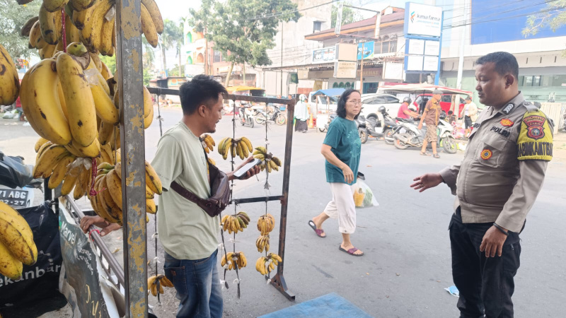 Bhabinkamtibmas Kota Baru Sambangi Pedagang Pisang, Dukung Ketahanan Pangan Masyarakat