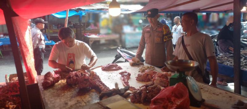 Bhabinkamtibmas Sukaramai Sambangi Pedagang Daging di Pasar Agus Salim, Pantau Ketersediaan Pangan