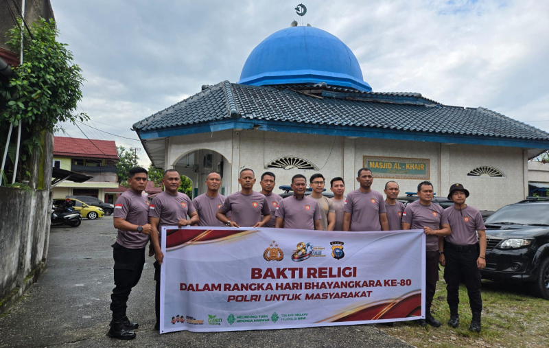 Bersihkan Lingkungan Masjid Al Khair, Cara Personel Samapta Polresta Pekanbaru Memaknai Hari Bhayangkara ke-80