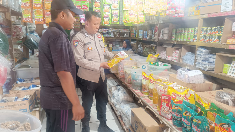 Pastikan Ketersediaan Bahan Pokok Masyarakat, Bhabinkamtibmas Kota Baru Sambangi Pedagang Sembako Pasar Agus Salim