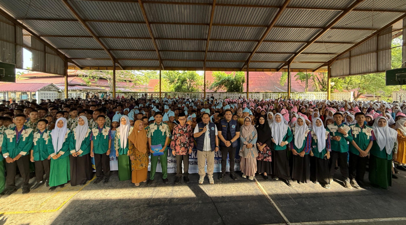 Kepala BNNK Pekanbaru Bersama 1.302 Siswa SMPN 13 Deklarasi Anti Narkoba