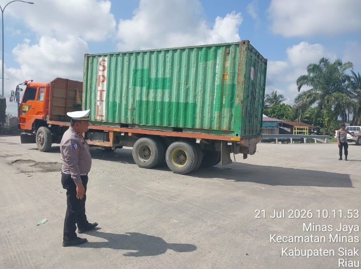 Gerak Cepat Satlantas Polres Siak Evakuasi Truk Rusak, Urai Kemacetan Panjang Lintas Minas-Perawang