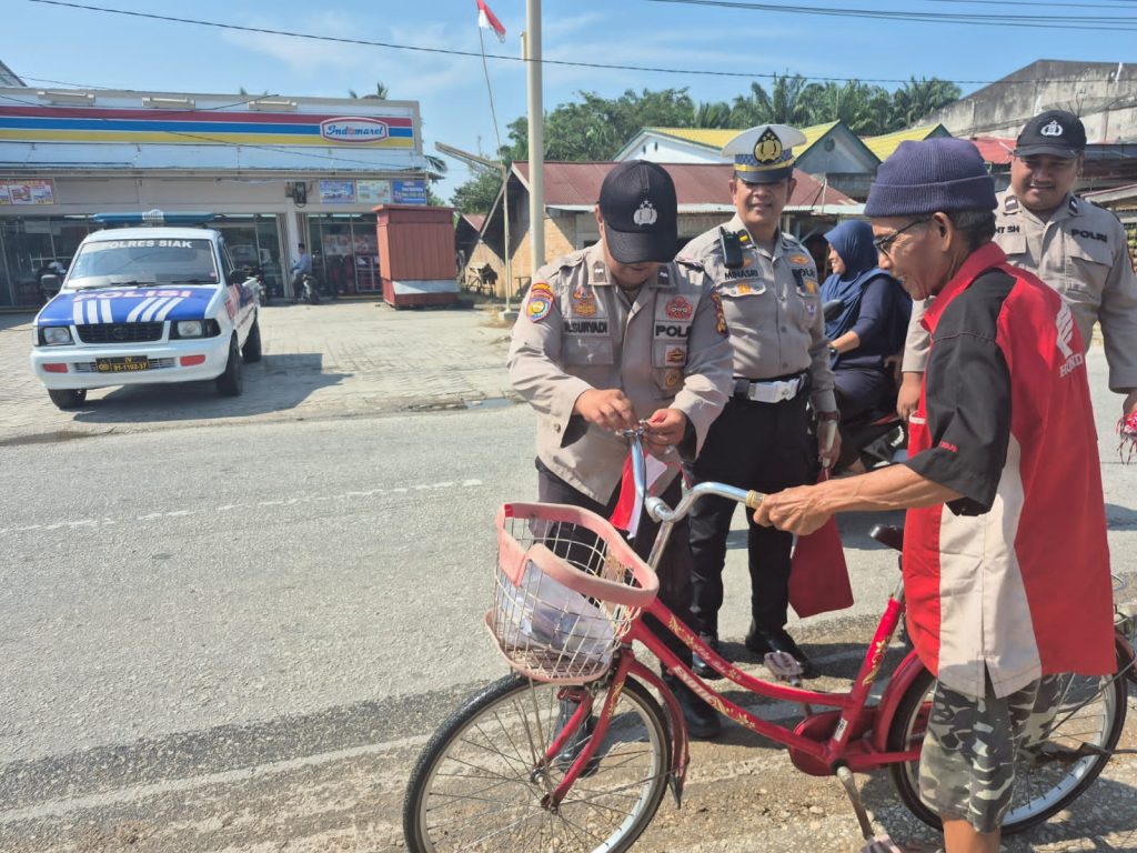 Menyambut HUT RI ke-81, Polres Siak dan Jajaran Bagikan Bendera Merah Putih kepada Masyarakat