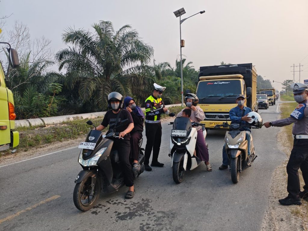 Peduli Pengguna Jalan di Tengah Kabut Asap, Satlantas Polres Siak Bagikan Ratusan Masker