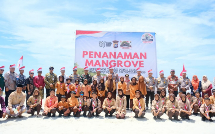 Ekspedisi Merah Putih Tanam Ribuan Mangrove dan Serahkan Bantuan Nelayan di Pulau Rupat