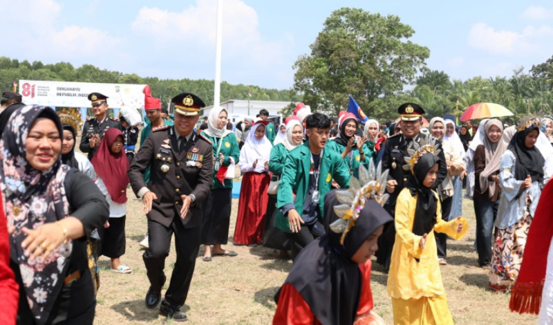 Dari Kampung Bungsur, Polda Riau Kibarkan Merah Putih, Masyarakat Bergembira Rayakan HUT RI