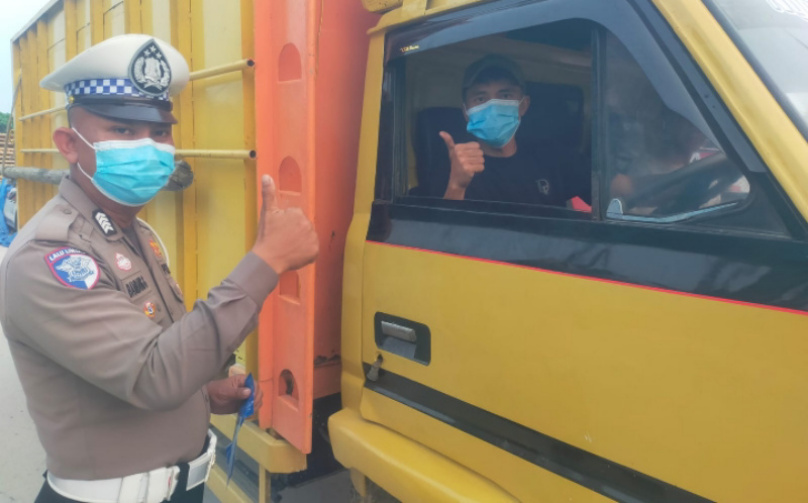 Polri Peduli Kesehatan, Polsek Kandis Bagikan 100 Masker di Jalur Pekanbaru–Duri