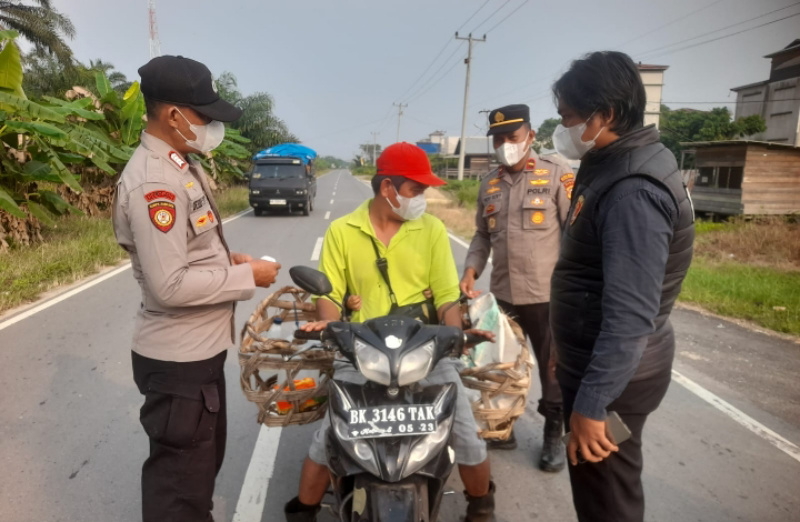 Polsek Teluk Meranti Bagikan Masker kepada Pengguna Jalan, Imbau Warga Cegah Karhutla