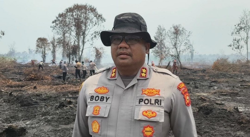 Satgas Karhutla Kerahkan Alat Berat Sekat Kebakaran di Rimbo Panjang Kampar