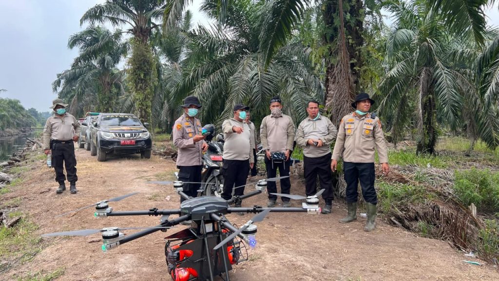 Polda Riau Kerahkan Drone Pemadam Api Tangani Karhutla di Siak