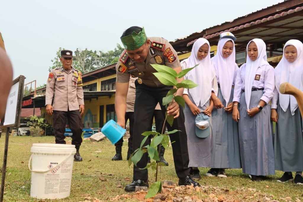 Gelar Police Go to School, Kapolres Siak Pimpin Upacara di SMK N 1 Mempura, Kampanyekan Green Policing dan Simulasi Penanganan Karhutla