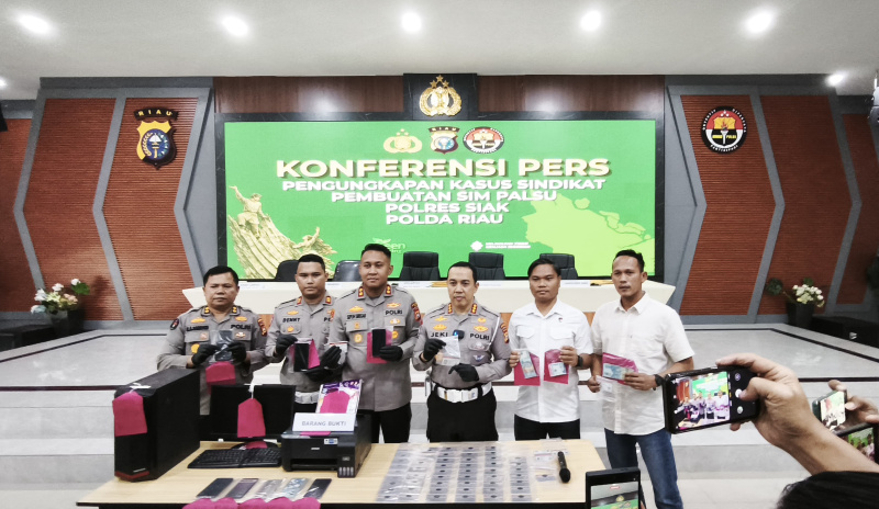 Sindikat SIM Palsu Dibongkar, Tiga Pejabat Polres Siak Diberikan Penghargaan