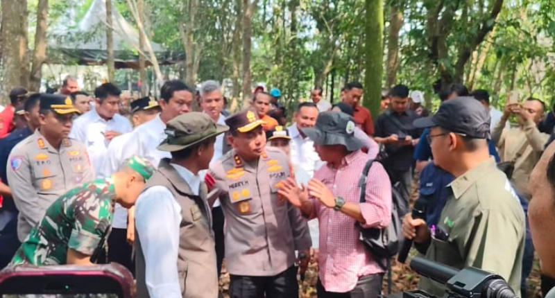 Kapolda Riau dan Menhut Raja Juli Antoni Bahas Kelestarian Gambut di Rumah Runding