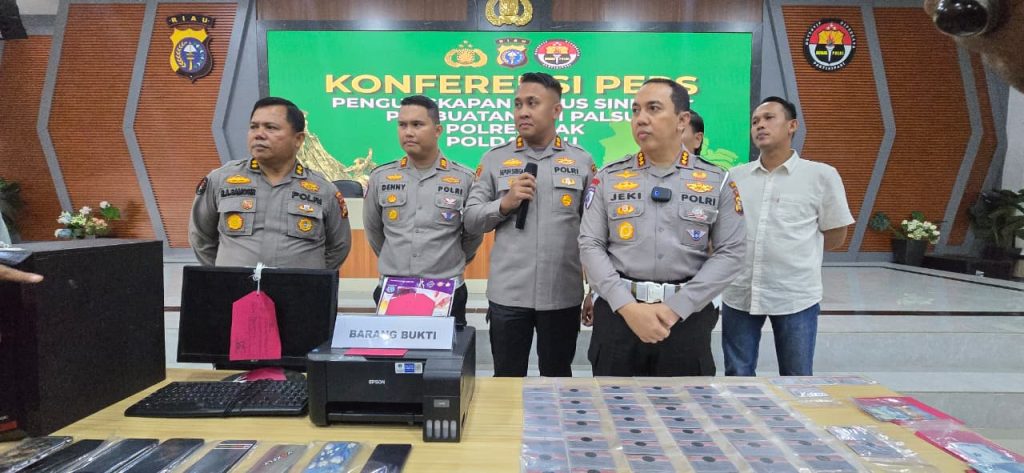 Sukses Ungkap Sindikat SIM Palsu, Dirlantas Polda Riau Beri Penghargaan Kepada Kapolres, Kasat Lantas dan Kasat Reskrim Polres Siak