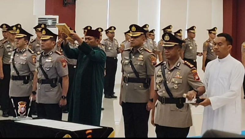 Kapolda Riau Irjen Arman Achdiat Pimpin Sertijab Dirlantas dan Kapolresta Pekanbaru
