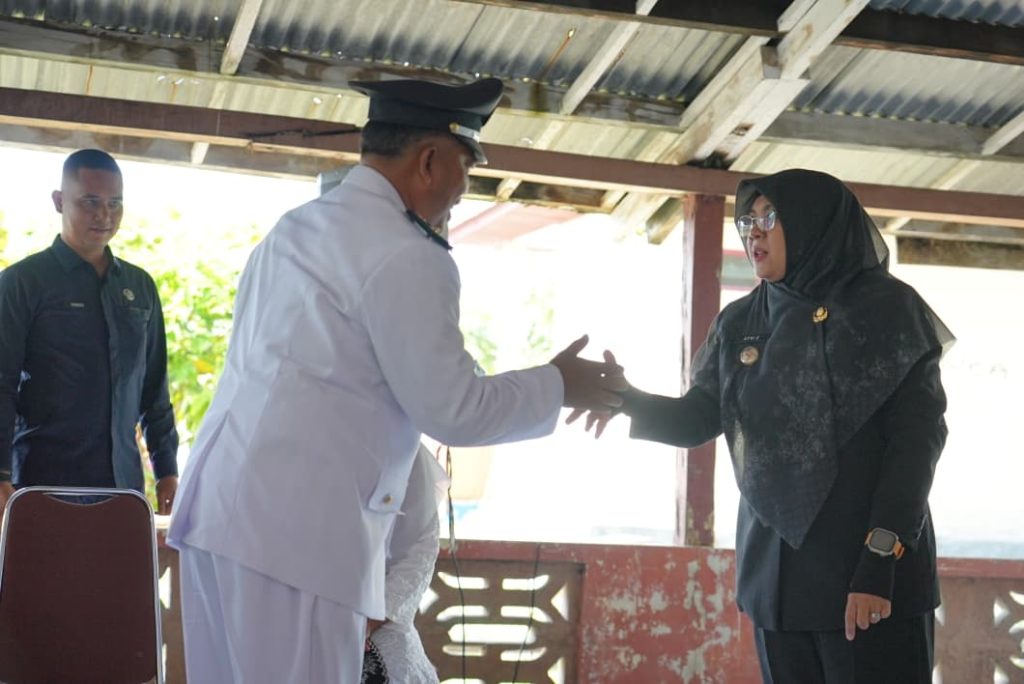 Bupati Siak Lantik Markus Jadi Penghulu Keranji Guguh, Ajak Warga Gotong Royong Benahi Balai Kampung